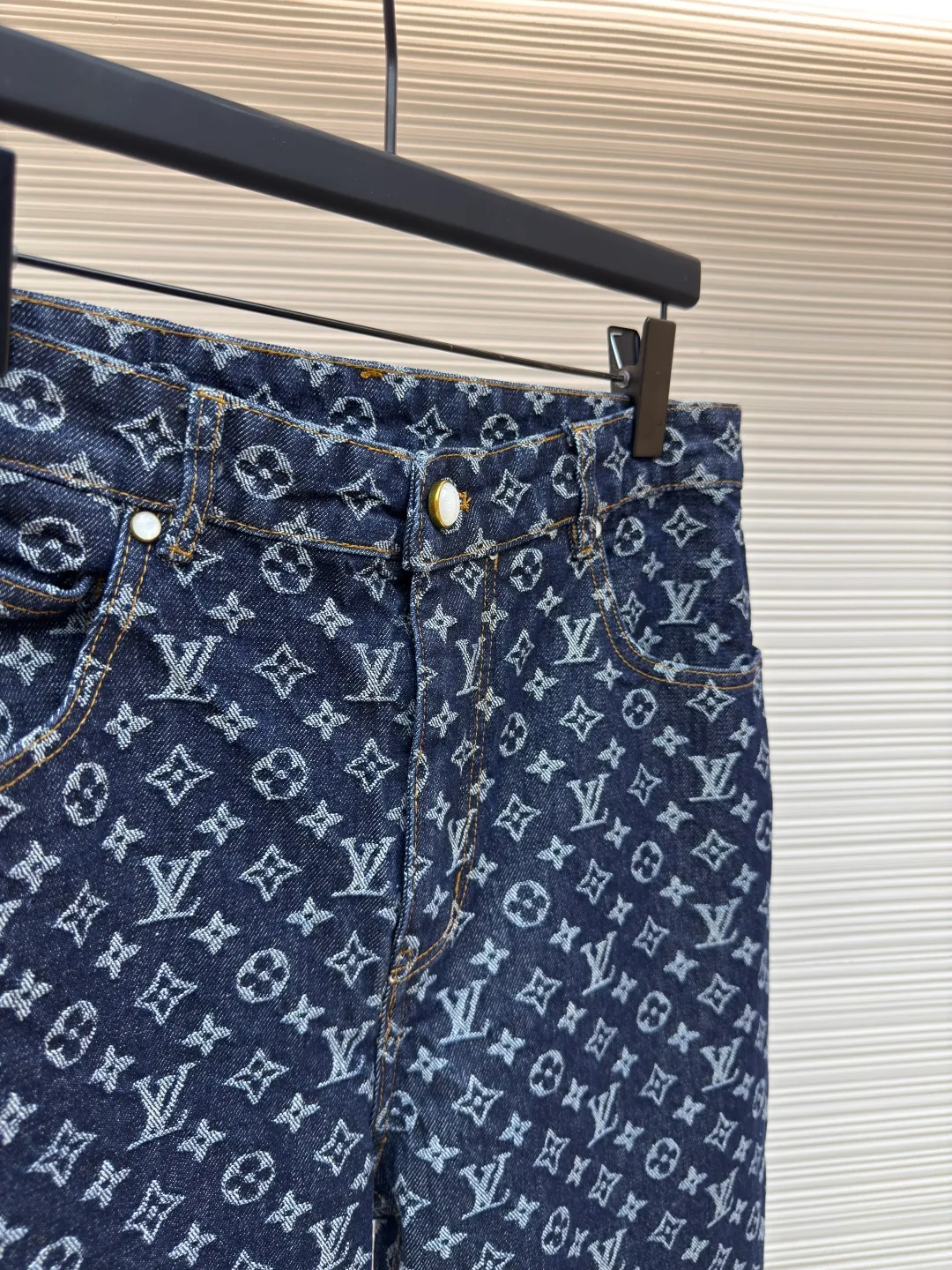 LOUIS VUITTON presbyopic all-over printed jeans ●Authentic product: Purchased and developed by 16639 ●Item number: 1680009-B35 ●Fabric: Denim denim fabric ●Technology: Jacquard production ●Version: Fitted version ●Weight: about 850 grams ●Size: 30-32-34-36 ●Description: The fabric is made of denim, full of Monogram jacquard pattern, and is decorated with hot-drilling technology to form the brand's classic pattern. The waist is made of old flocked leather tags, and the hardware is molded. The overall routing is straight and delicate. The fabric is comfortable and soft, and the color is consistent without color difference. It can be matched with the same style to create a fashionable look and control various occasions. Customized accessories, complete with three standards, same style for men and women.